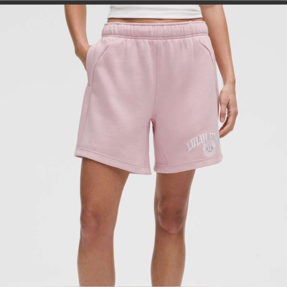 Lululemon Scuba Mid-Rise Oversized Short 7" *Graphic
Pink Haze Small